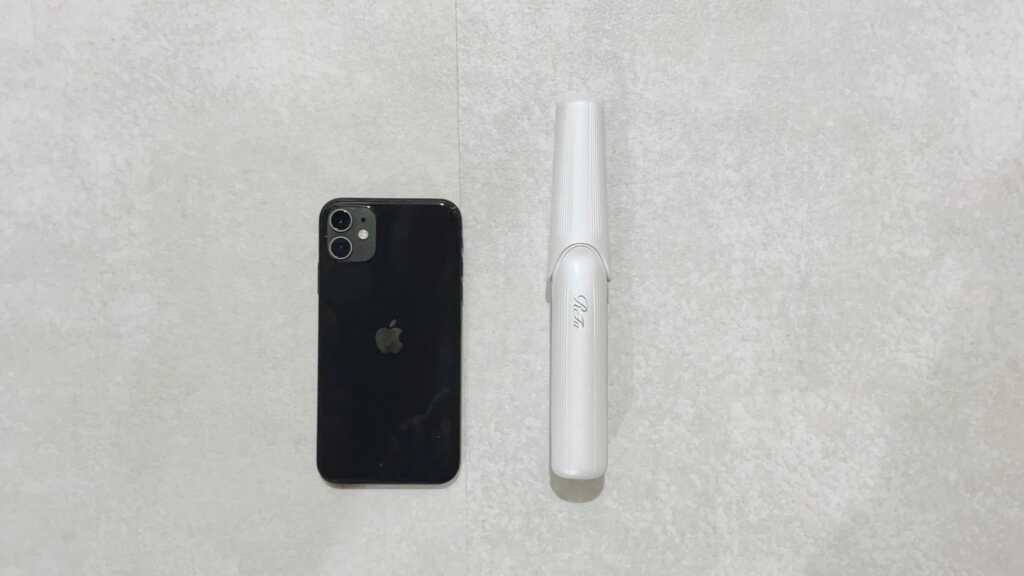 リファビューテックフィンガーアイロンとiPhone11を並べた画像