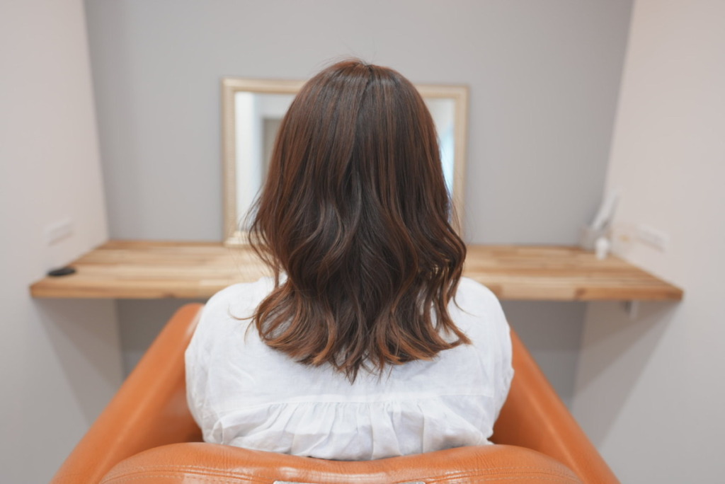 サロンムーンのコテで巻いたヘアスタイル